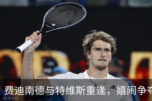 费迪南德与特维斯重逢，嬉闹争夺英超冠军奖牌